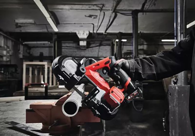 Пила стрічкова акумуляторна безщіткова MILWAUKEE, M12 FBS64-402C, 64мм (зарядний пристрій С12 С, 2 акумулятори М12 В4 4Аг, поло 4933478441 фото
